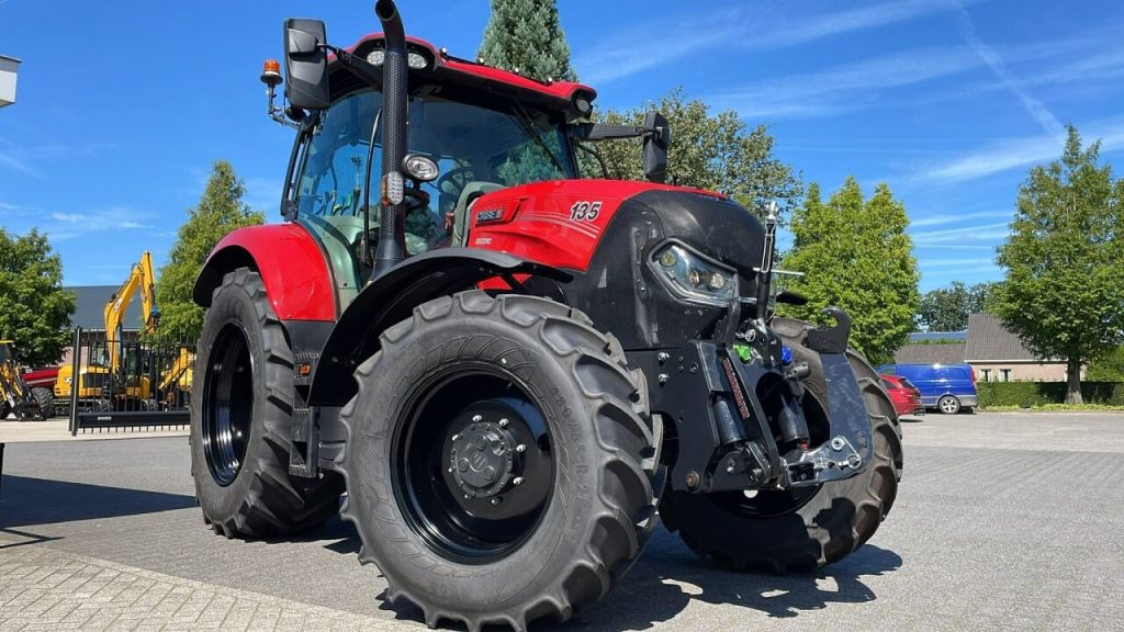 Rode trekker geparkeerd op een zonnige dag