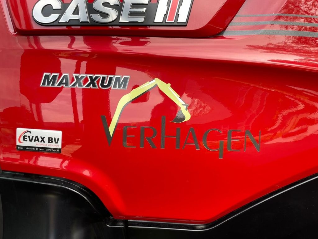 Rode tractor met bedrijfslogo's en labels