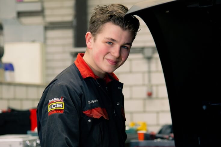 Jonge monteur werkt in garage
