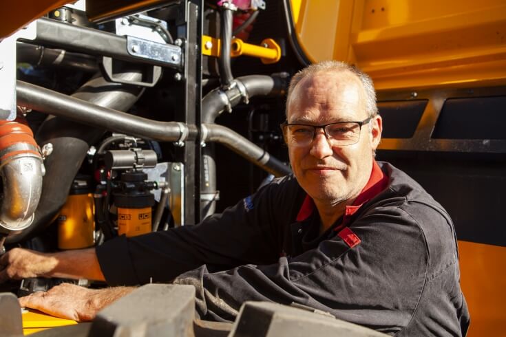 Monteur werkt aan zware machine