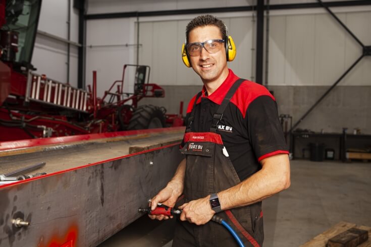 Technicus werkt met gereedschap in werkplaats