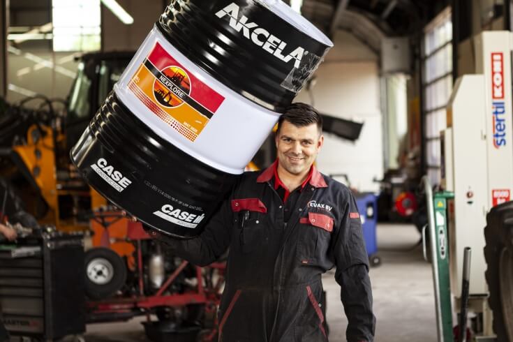 Monteur met olievat in werkplaats