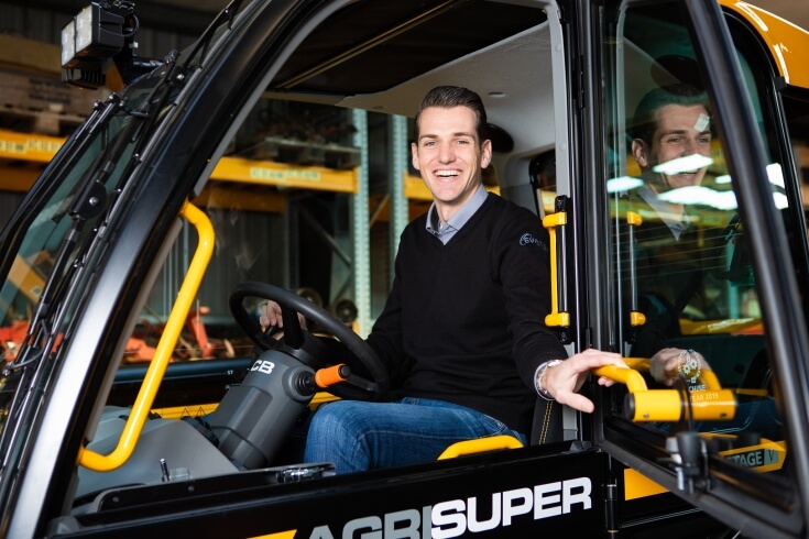 Man lacht in tractorcabine