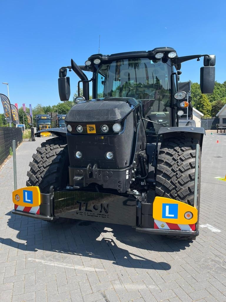 Voorzijde van zwarte tractor op parkeerterrein