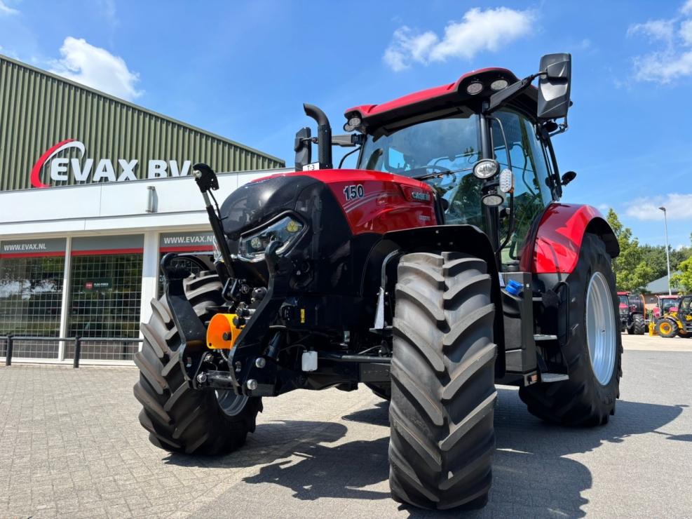 Rode tractor voor bedrijfsgebouw op zonnige dag