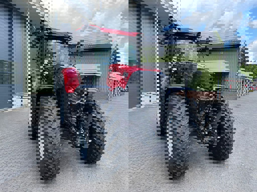 Gezellige woonkamer met kerstboom en stapel boeken.